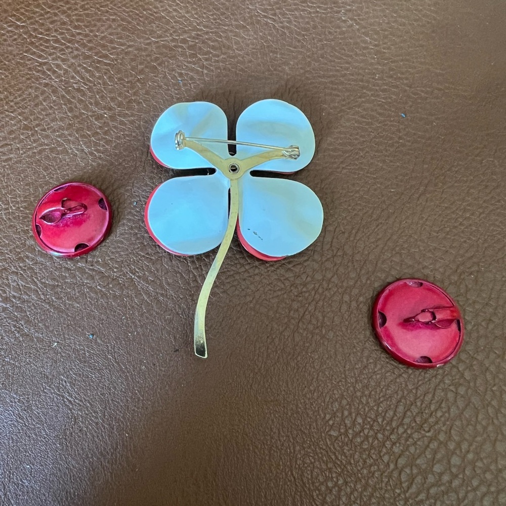 Vintage metallic flower pin and matching clip on earrings - Picture 2 of 2